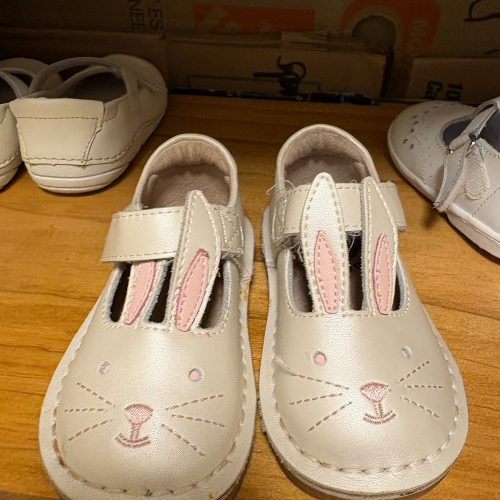 Livie & Luca Size 4 Bunny Easter Beige Leather Mary Jane Shoes with Pink Accents